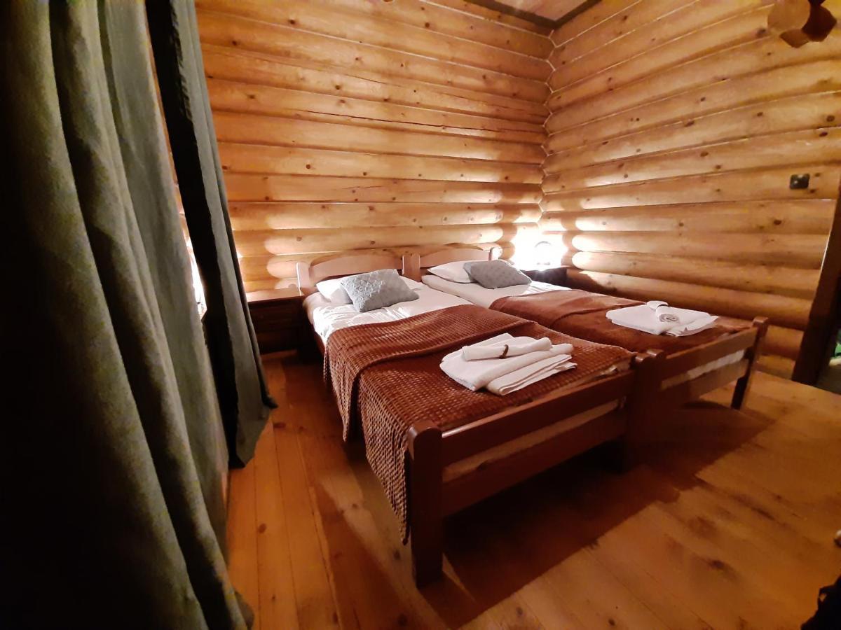 Къщи За Гости Под Звездите ปอมโปโรโว ภายนอก รูปภาพ