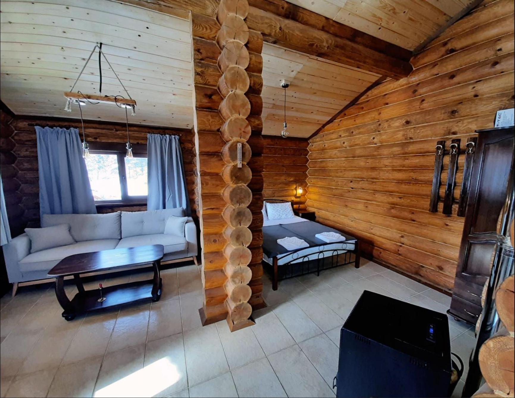 Къщи За Гости Под Звездите ปอมโปโรโว ภายนอก รูปภาพ